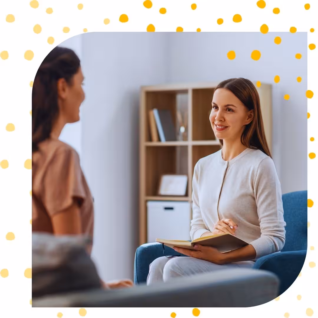 psychoterapia indywidualna, terapeuta rozmawia z klientem